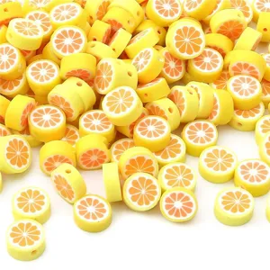 Detailaufnahme von Polymer-Ton-Perlen in Orangenscheibenform für DIY-Schmuck