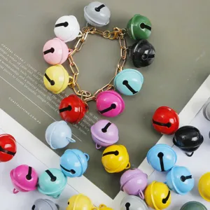Gros plan de clochettes en fer colorées et d'un bracelet de clochettes fait à la main.