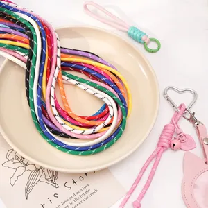 Gros plan de cordes en polyester tressées colorées pour le bricolage et la création de bijoux