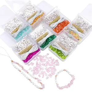 DIY-Schmuckset mit farbigen Glassplittern, Buchstabenperlen und elastischer Kordel in Boxen.