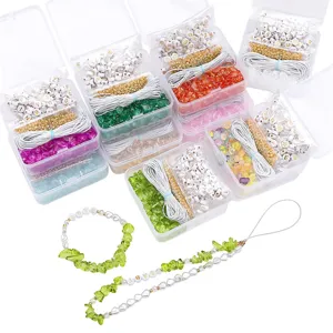 Detailansicht der DIY-Schmuck-Set-Boxen mit bunten Glassplittern und Alphabet-Perlen
