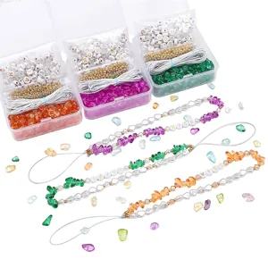 Nahaufnahme eines DIY-Handykettensets mit bunten Glassteinen und vielen Alphabetperlen