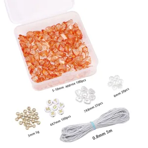Detailansicht des DIY-Schmucksets mit orangefarbenen Glassplittern, Buchstabenperlen und Kordel.