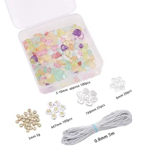 Detaillierte Übersicht über das DIY-Schmuckset mit Glassplittern, Perlen und elastischer Kordel.