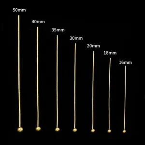 Vue détaillée des tiges à tête boule dorées de 16 mm à 50 mm de long