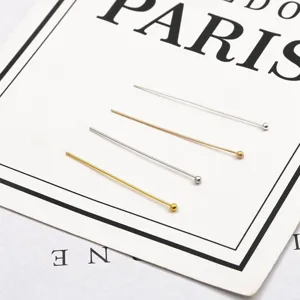 Gros plan de tiges à tête ronde dorées et argentées pour la création de bijoux DIY