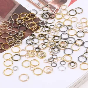 Vista detallada de varios tamaños y colores de anillas metálicas para creación de joyas DIY