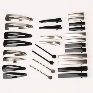 Verschillende zwarte en zilveren metalen haarclips en speldjes voor DIY sieraden accessoires.