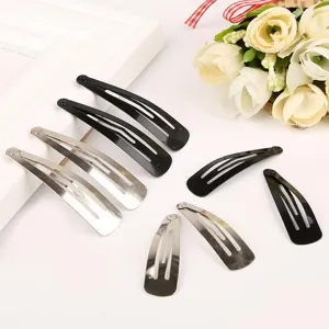 Detailopname van zwarte en zilveren metalen haarclips voor DIY-sieradenontwerpen