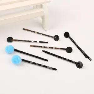 DIY haarspeld accessoires inclusief bobby pins met blauwe pompons en platte pads.