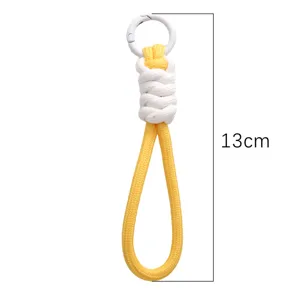 Detailansicht eines 13 cm langen gelb-weißen geflochtenen Schlüsselanhängers mit Ring.
