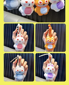 Ποικιλία χαριτωμένων squishy μπρελόκ ζώων με μάτια καρδιάς που κρατιούνται στο χέρι
