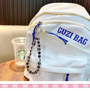 Vue détaillée d'un porte-clés en perles de cristal attaché à la fermeture d'un sac à dos