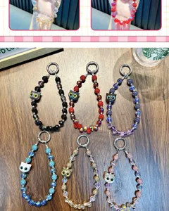 Vue détaillée de bijoux de téléphone perlés avec des têtes de chat colorées et brillantes