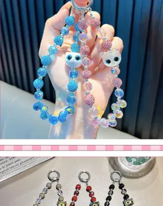 Vue détaillée de porte-clés en perles faits main avec têtes de chat et strass brillants.