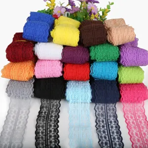 Vista dettagliata di nastri di pizzo colorati non elastici con motivi floreali per DIY.