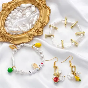Nahaufnahme von DIY-Armbändern und Ohrringen mit ABS-Perlen und Früchteanhängern