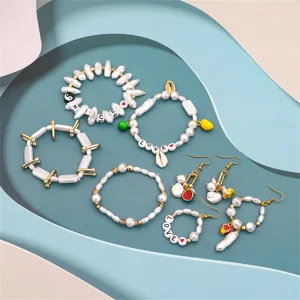 Detailansicht eines DIY-Schmucksets mit Barockperlen-Imitaten, Anhängern und Buchstabenperlen