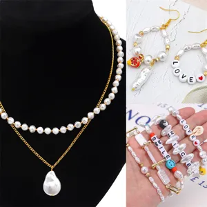 Detailansicht von DIY-Schmuckdesigns mit Barockperlen-Imitaten und Buchstabenperlen