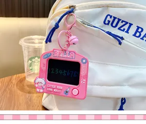Nahaufnahme eines süßen rosa Mini-Elektronik-Zeichenbrett-Anhängers am Rucksack