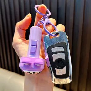 Porte-clés lampe torche LED lapin violet mignon avec une clé de voiture dans la main