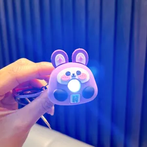 Porte-clés lampe de poche lapin violet mignon lumineux pour décoration de sac ou cadeau