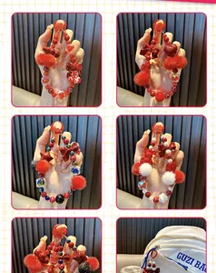 Gedetailleerd overzicht van verschillende ontwerpen rode kralenhangers met pluche ballen.