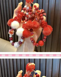 Gedetailleerde weergave van de handgemaakte rood-witte kralen bedel met pompons