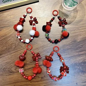 Handgemaakte rode kralen telefoonbedel set met pluizige pompons en schattige strikjes