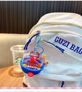 Llavero creativo de mini juego de baloncesto con tierno dije de oso en mochila blanca.