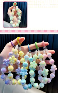 Charmantes chaînes de téléphone perlées lumineuses avec pendentifs fleurs de cerisier irisés