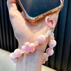 Dragonne de téléphone mignonne avec fleurs de cerisier et perles irisées lumineuses au poignet