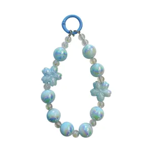Dragonne de téléphone perlée fleur de cerisier bleue et charm de sac mignon