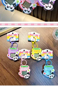 Detalle de llaveros de mini consola de juegos portátil panda en varios colores vibrantes