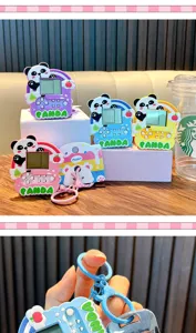 Primer plano de mini llaveros de consola de juegos portátil con diseño de panda lindo