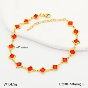 Detailansicht einer eleganten goldenen Edelstahl-Fußkette mit roten Glassteinen
