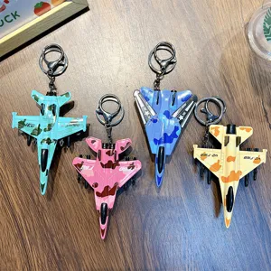 Set di quattro portachiavi di aerei da caccia mimetici in colori vivaci su legno
