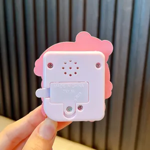 Vista trasera del mini llavero de consola de juegos panda rosa con detalles de batería