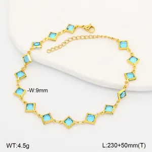 Detailansicht einer vergoldeten Edelstahl-Fußkette mit hellblauen Glaskristallen