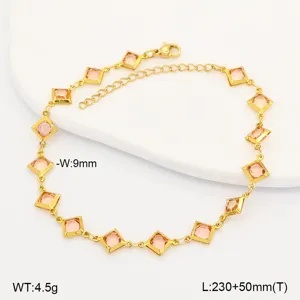 Detaillierte Nahaufnahme einer vergoldeten Edelstahl-Fußkette mit rosa Glasanhängern