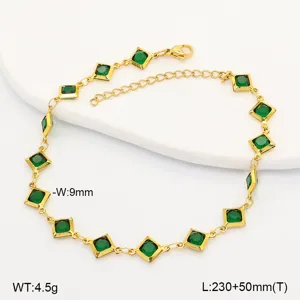 Detailansicht einer eleganten goldenen Fußkette mit grünen Glassteinen und Maßen