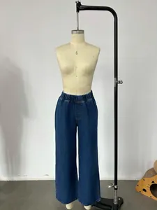 Vue de face d'un jean large bleu foncé pour femme avec taille élastique sur un mannequin