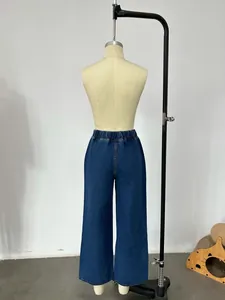 Vue arrière d'un jean large pour femme avec taille élastique confortable en bleu foncé