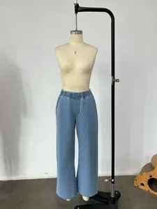 Vue détaillée du jean large pour femme en bleu clair avec une taille élastique confortable.