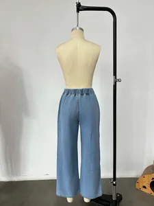 Détail montrant le dos d'un jean large bleu clair avec taille élastique sur mannequin.