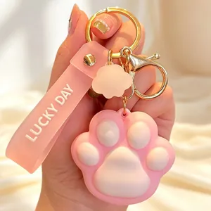 Detailaufnahme eines niedlichen rosa Katzenpfoten Schlüsselanhängers mit Silikonband