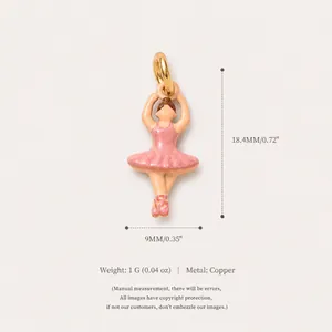 Vue détaillée d'un pendentif tutu de ballerine en émail rose en cuivre avec dimensions