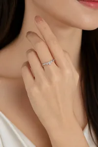 Nahaufnahme eines minimalistischen S925 Silber-Stapelrings mit drei funkelnden Steinen