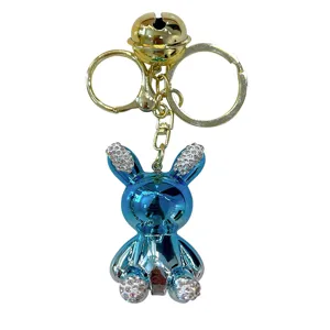 Blauer metallischer Kaninchen-Schlüsselanhänger mit Strasssteinen und goldener Glocke