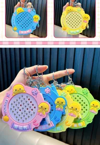 Primer plano de llaveros magnéticos de tablero de dibujo con bolas de acero y pato.